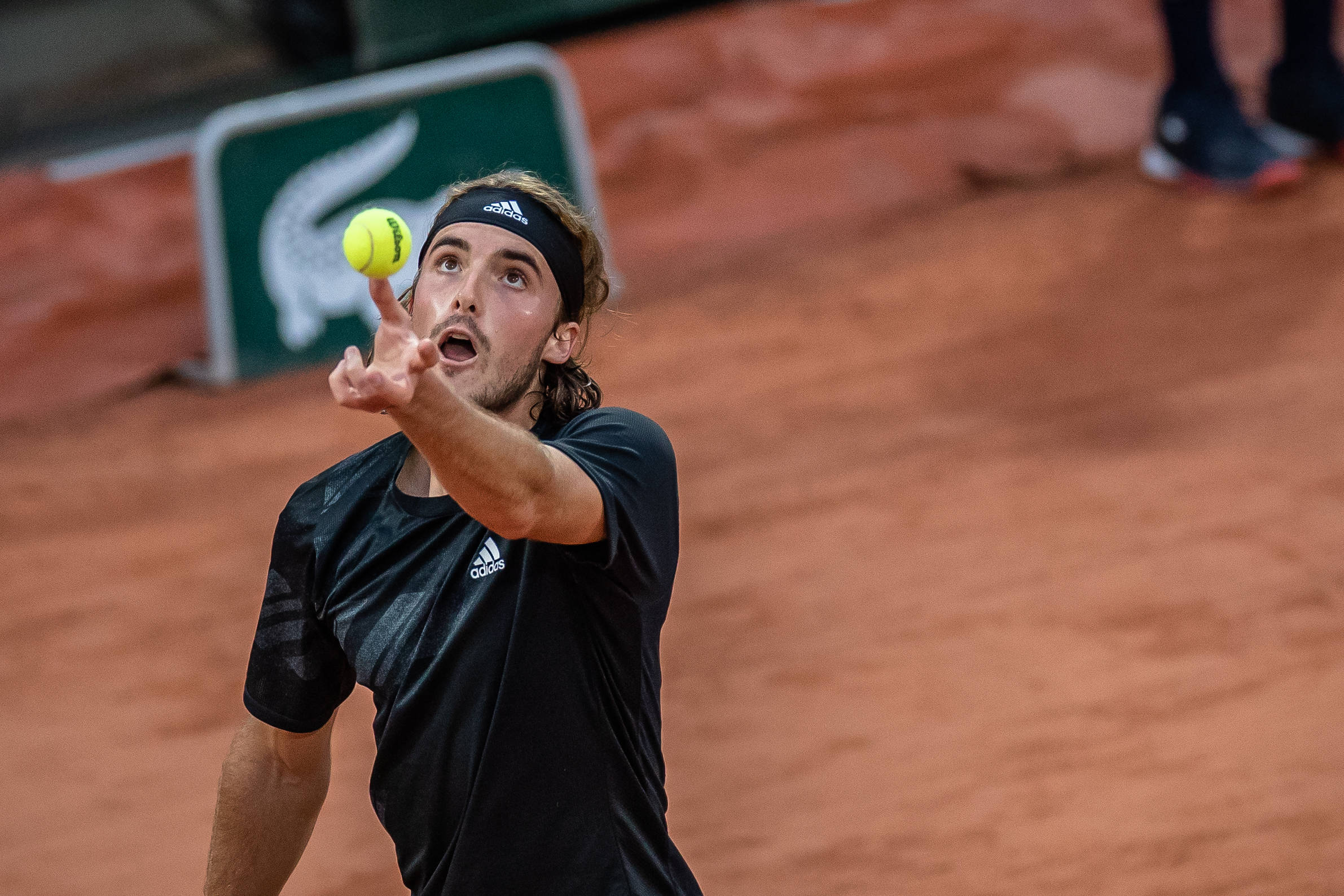 关于世界网球队险胜欧洲网球队，西西帕斯统治全场的信息