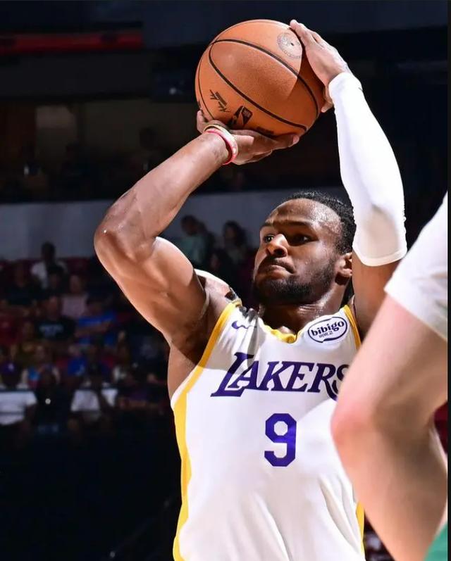 包含湖人B队鏖战美国男篮，杰伦·布朗送出助攻的词条