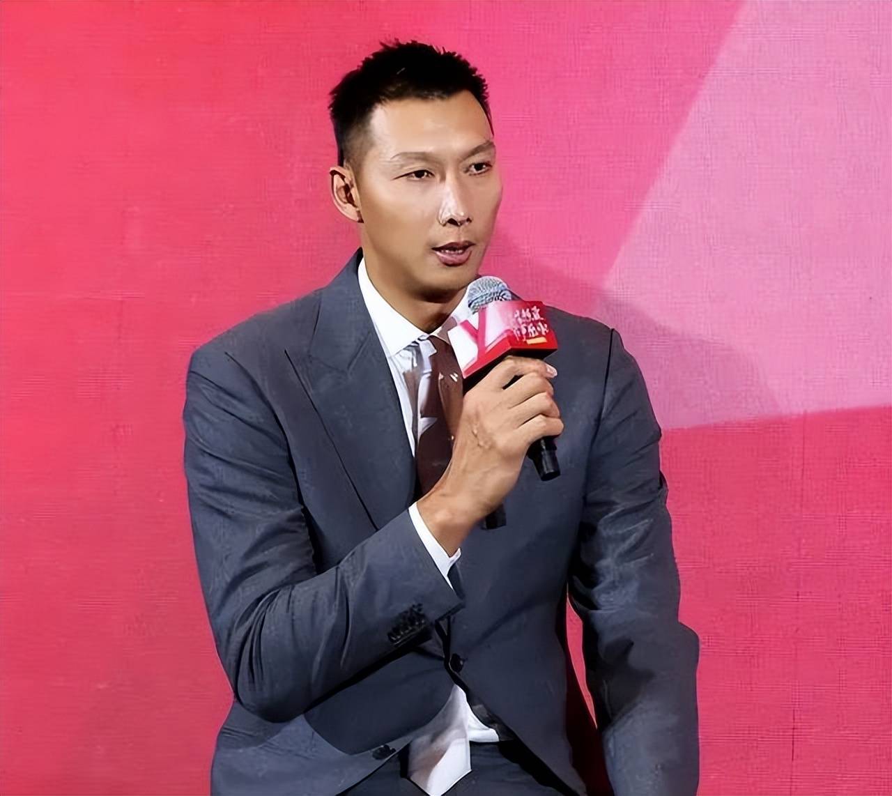 关于篮球明星现身聚光灯下，活跃无限的信息