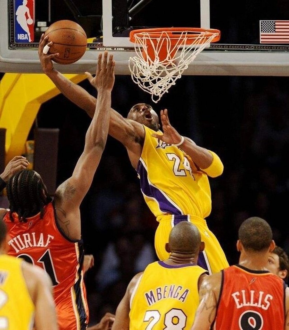 关于球场瞬间集锦：精彩扣篮赢得全场欢呼的信息